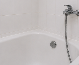 Salle de bain assainie après traitement